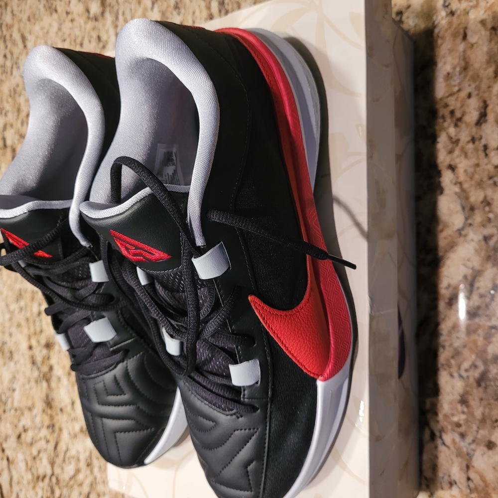 Black and Red Zoom Freak 5 Size 10.5